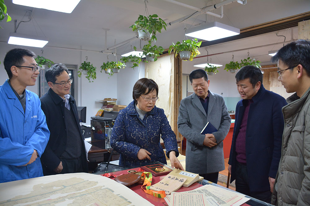 省委副秘書長、省檔案局局長劉蕓帶隊來公司開展“服務(wù)企業(yè)、服務(wù)群眾、服務(wù)基層“活動2.jpg